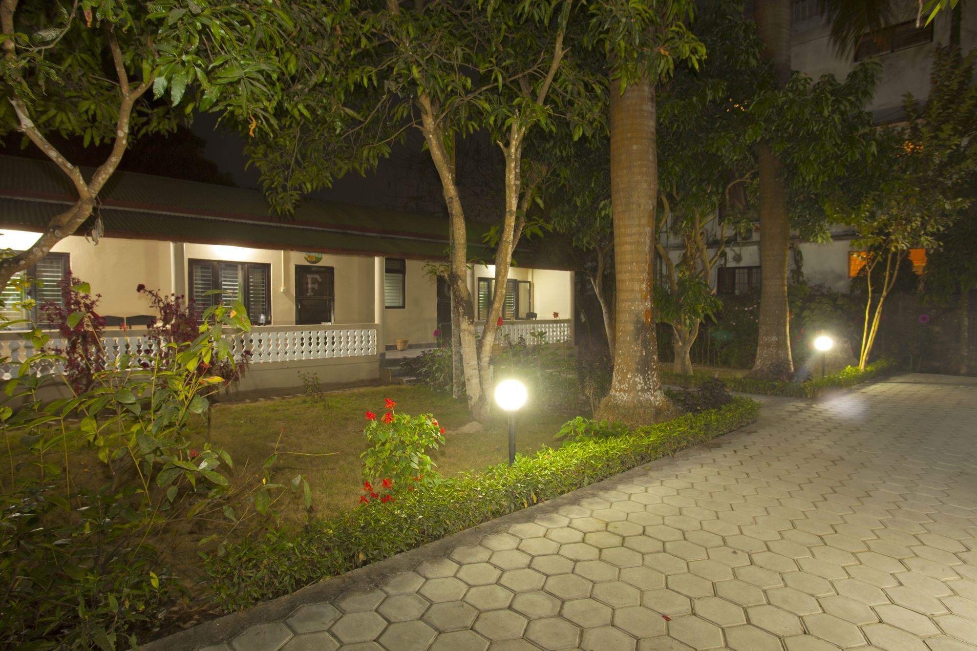 Ama Garden Sauraha Hotel Exterior photo